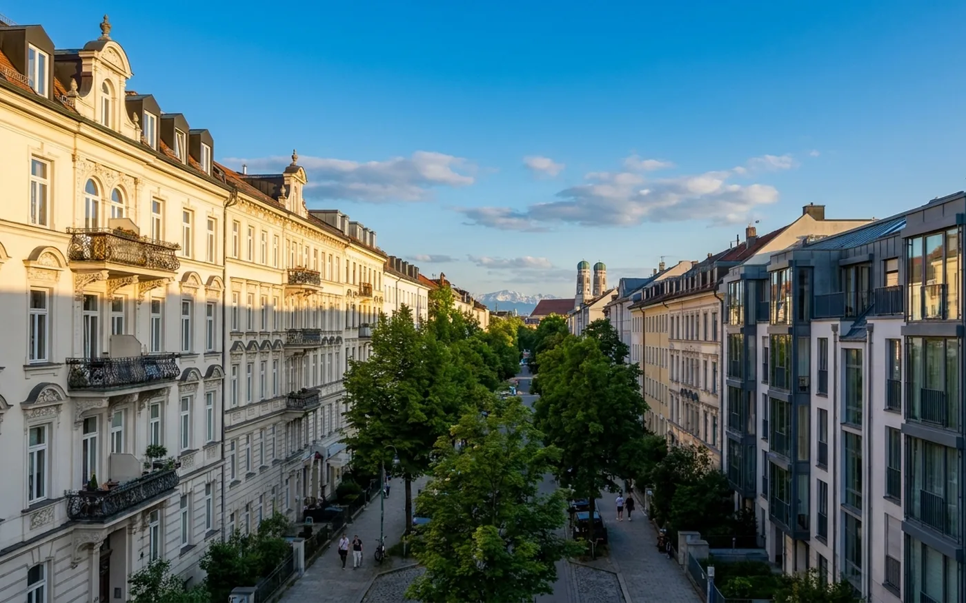 Münchner Altbau-Straße mit Frauenkirche und Alpenpanorama, Immobilienmarkt München